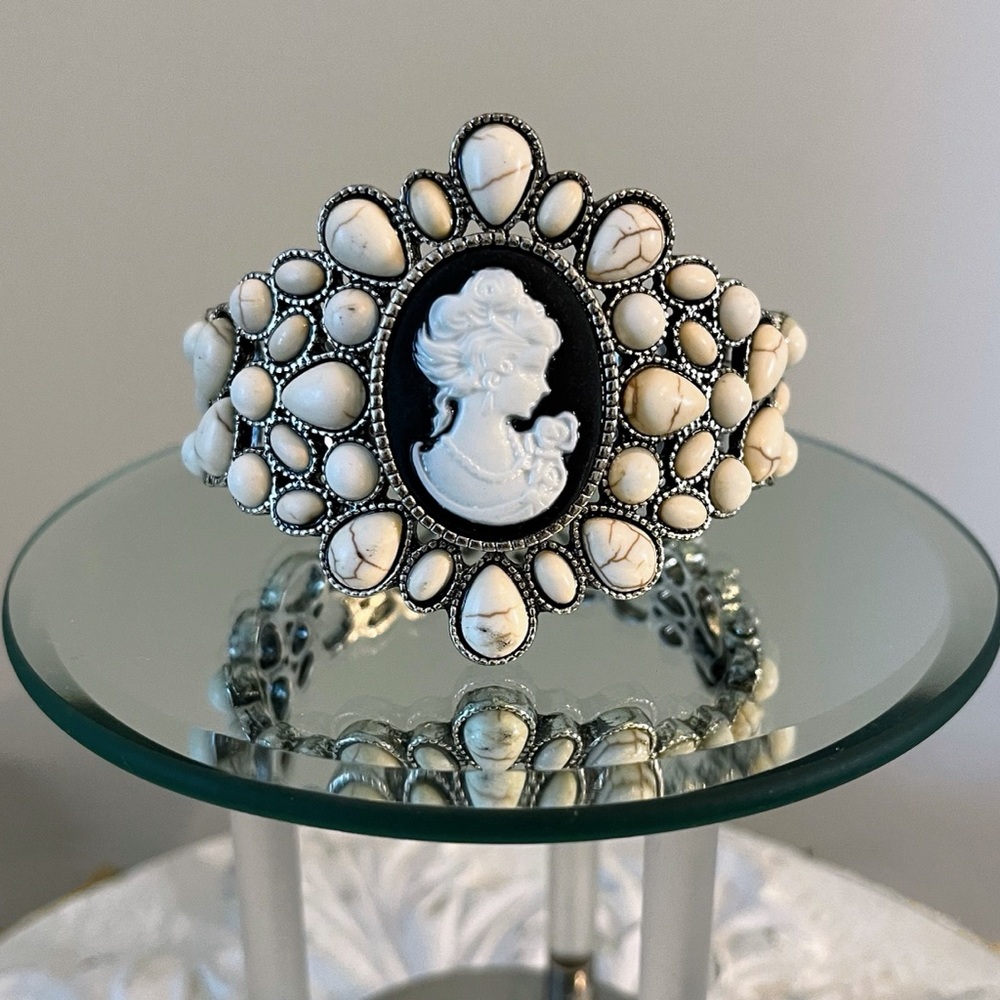 Howlite Stones Cameo Silver Bracelet Soft White